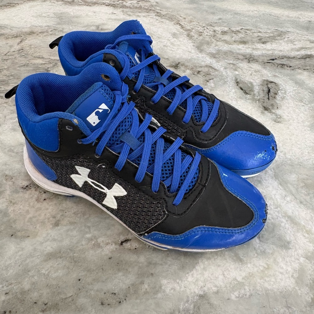 Boys Under Armour Size 3.5Y Baseball Cleats Blue/Black Pre Owned Good Condition